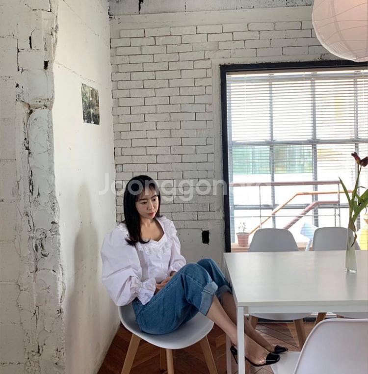 레이스넥 퍼프 블라우스--2