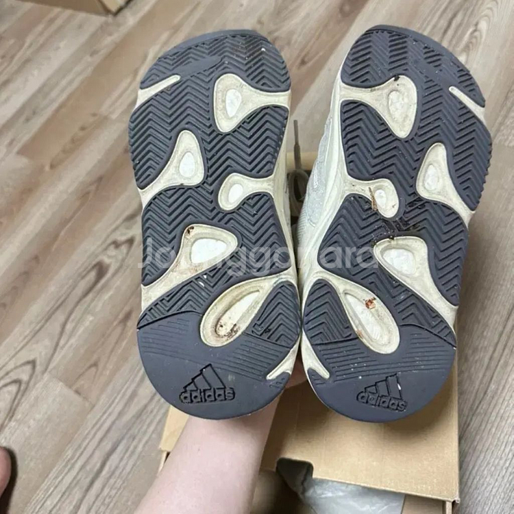 아디다스 이지부스트 700 - 아날로그 / 245--2