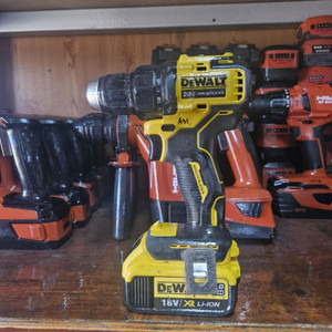 디월트충전드릴 DCD708 3세대신형.배터리포함A-31