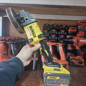 디월트충전그라인더DCG418.플렉스볼트.패들스위치