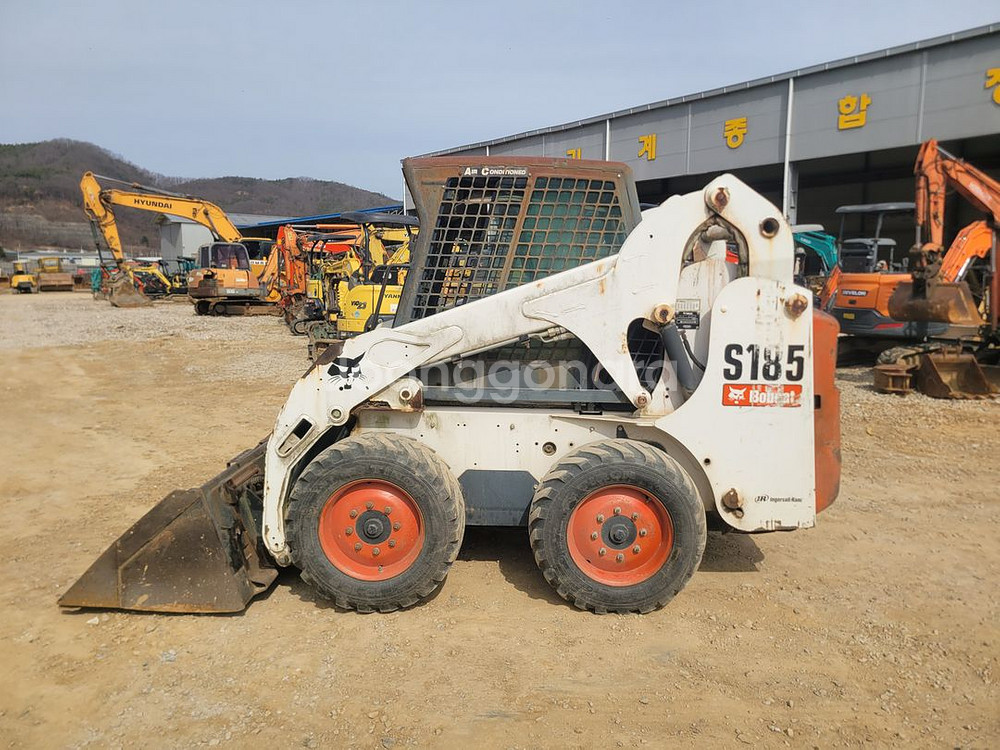 중고스키로더매매 밥캣 S185 06년 상태 좋습니다.--6