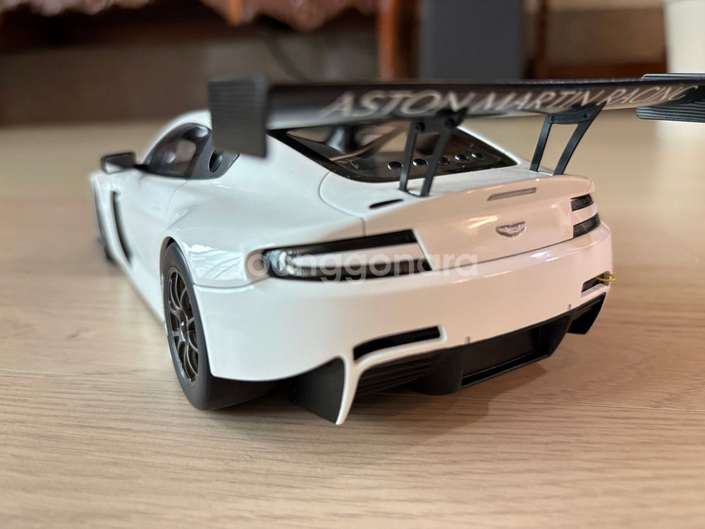BMW m8 오토아트 에스턴마틴 1:18 다이캐스트--3