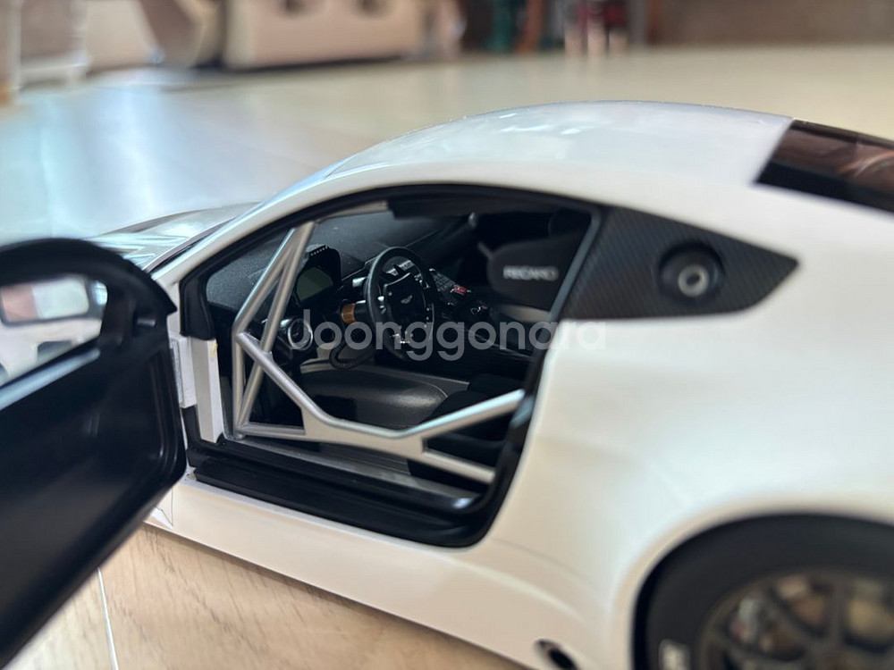 BMW m8 오토아트 에스턴마틴 1:18 다이캐스트--4