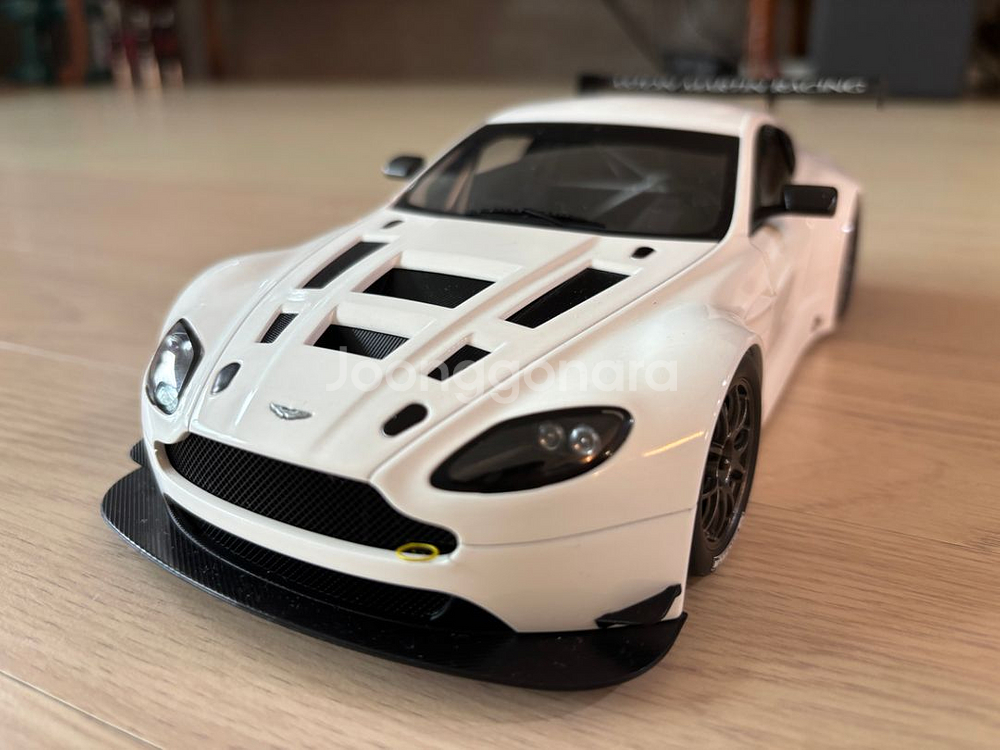 BMW m8 오토아트 에스턴마틴 1:18 다이캐스트--2