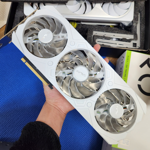 갤럭시 RTX 4070 게이머 OC 3팬 화이트