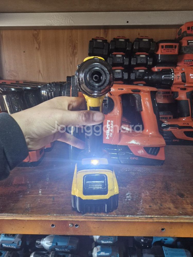 디월트충전함마드릴 DCD709최상급 A-31번--1