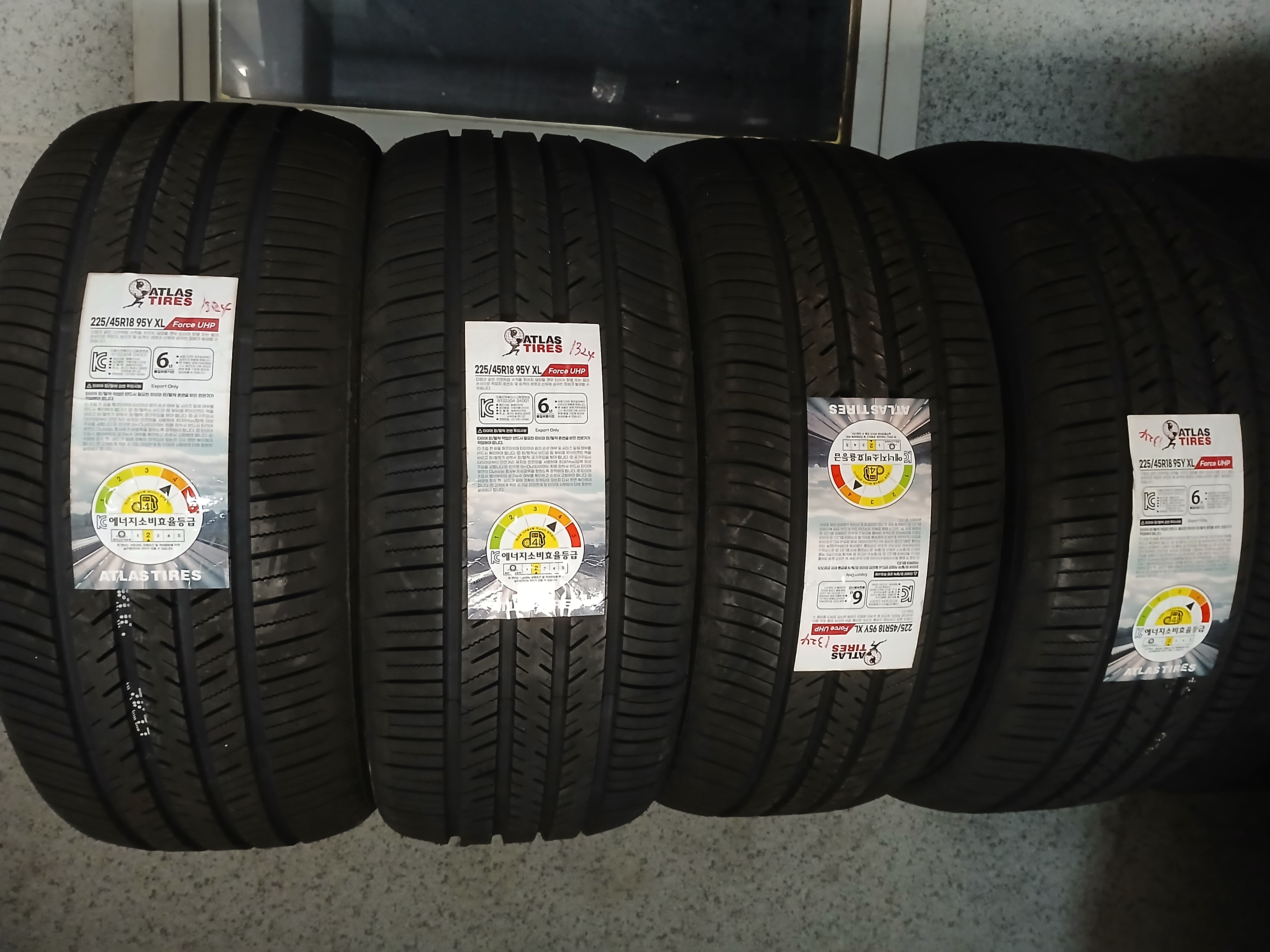 225/45R18 UHP 아틀라스타이어(장착비포함)