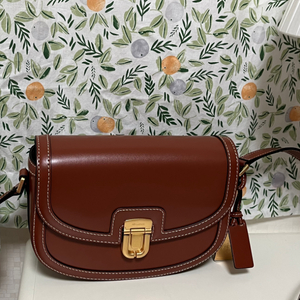 조이그라이슨 크로스바디 미디움 우드브라운 색상