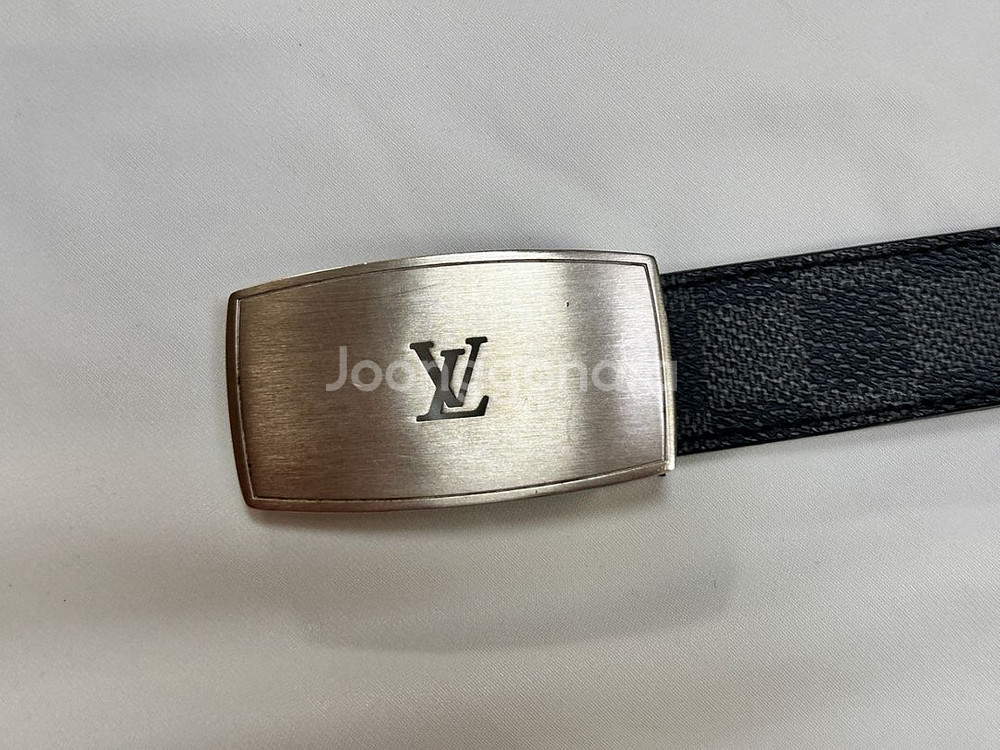 정품 루이비통 타이가 LV 로고 그라파이트 버클 벨트--2