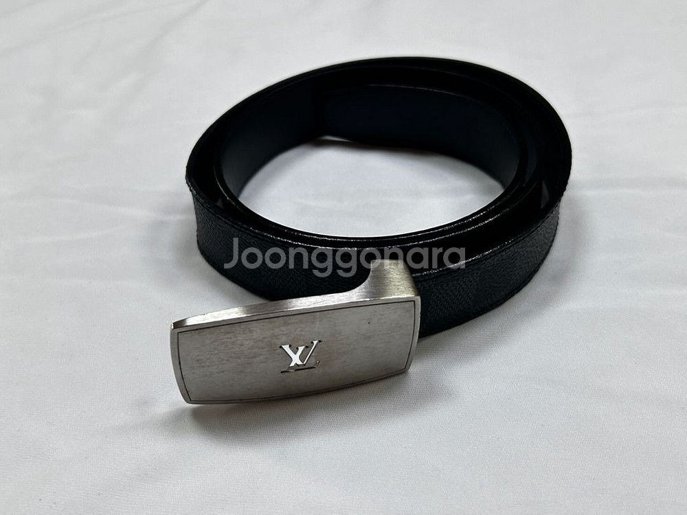 정품 루이비통 타이가 LV 로고 그라파이트 버클 벨트--8