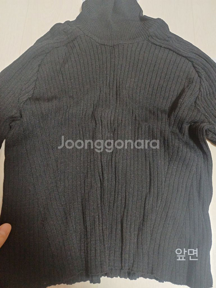 얇은 폴리 블랙 터틀넥 크롭 상의--1