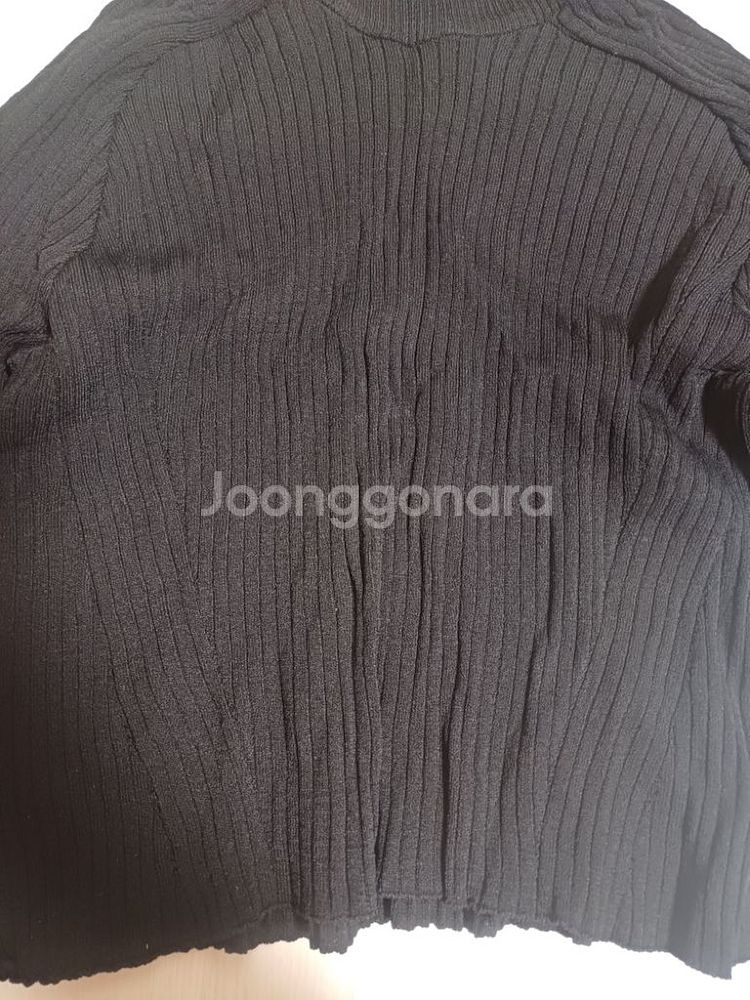얇은 폴리 블랙 터틀넥 크롭 상의--3