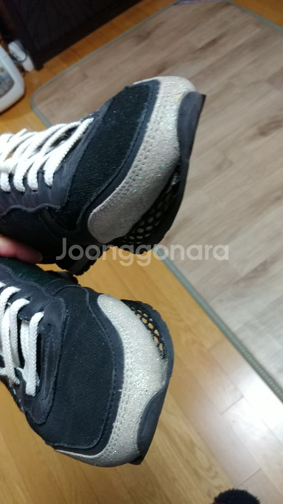 필립모델 송치스니커즈 40사이즈팝니다--1