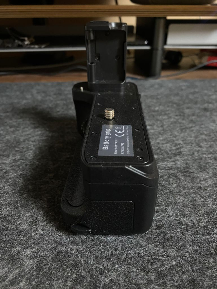 퓨어클리어 소니 호환 세로그립 VG-C2EM + 충전기 이미지