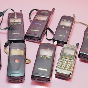 옛날 엘지 싸이언 삼성 휴대폰 8개 근대사 소품 빈티지