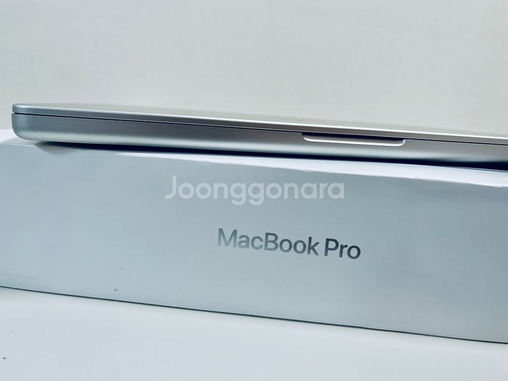 Apple M2 pro Macbook pro 14--3