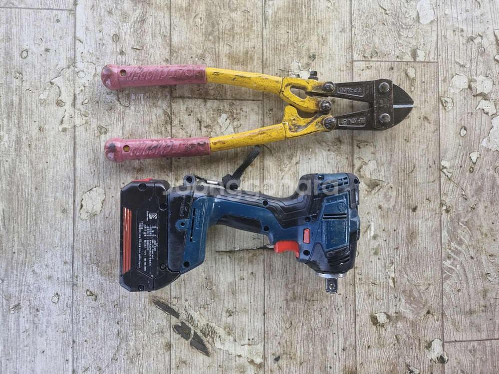 보쉬충전임팩렌치 GDS 18V 200.배터리포함.가따.--1