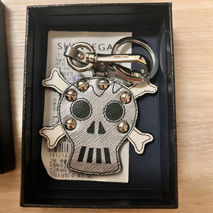 프라다 해골 백참 팝니다.