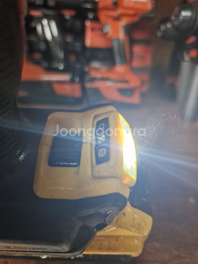 디월트충전드릴 DCD800. 3세대신형.A-3번--2