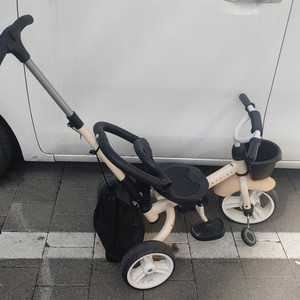 예쁘고 세련된 유아 자전거