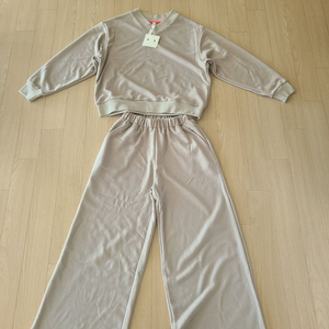 루팩토리 브이넥와이드셋업 연베이지 프리사이즈