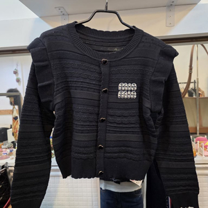 66이하 미친세일 자수 펀칭 니트