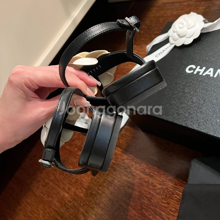 샤넬 까멜리아 샌들 37.5--5