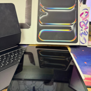 아이패드 프로 13 256기가 와이파이+매직키보드+애펜