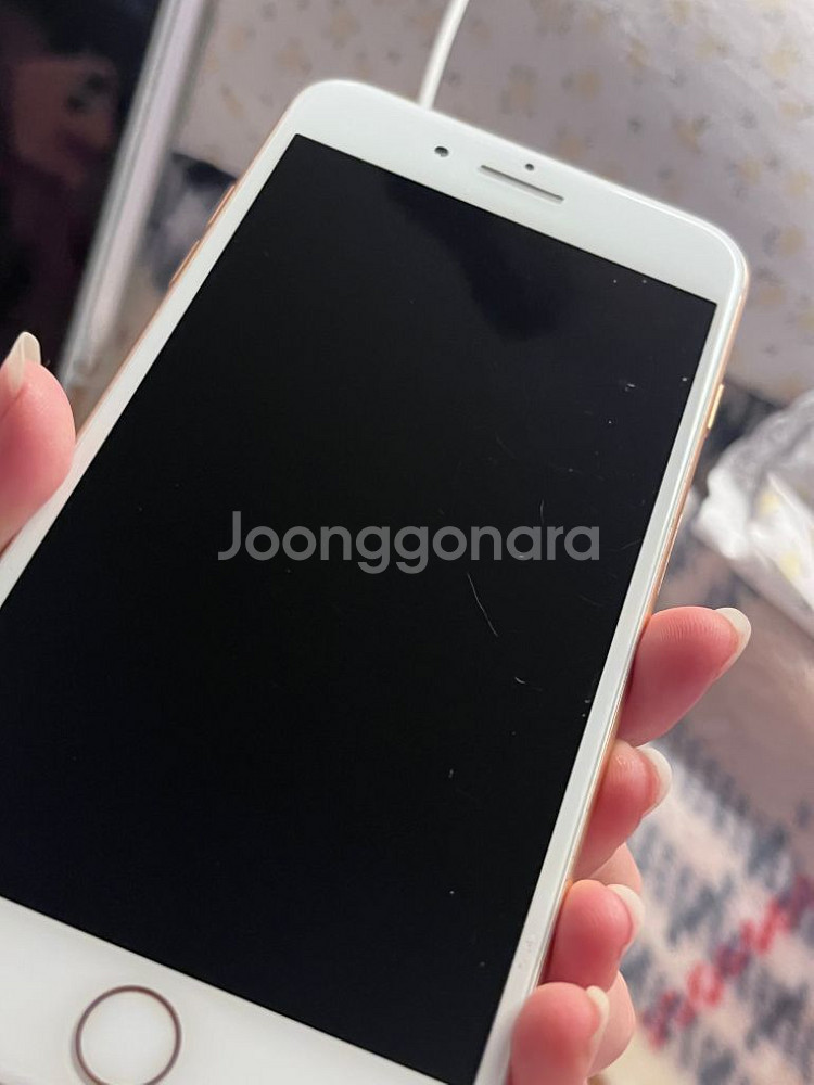 아이폰 8플러스 64GB 골드 팝니다!!--2
