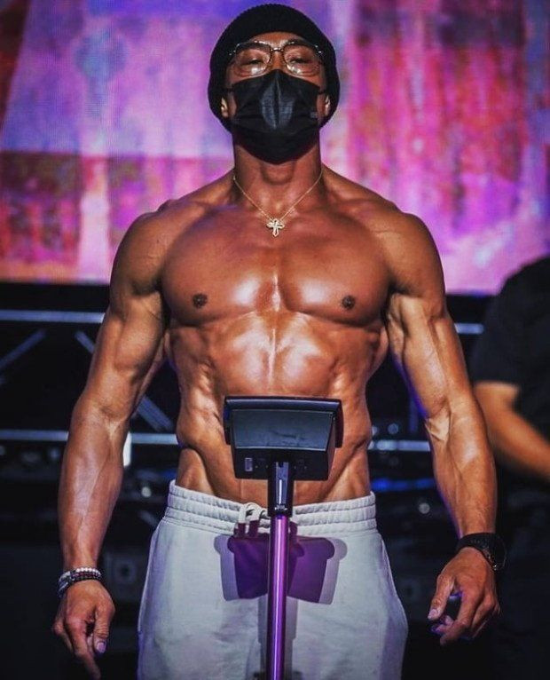 18K GOLD 옐로우골드 D 벨에포크 크라운 L목걸이--4