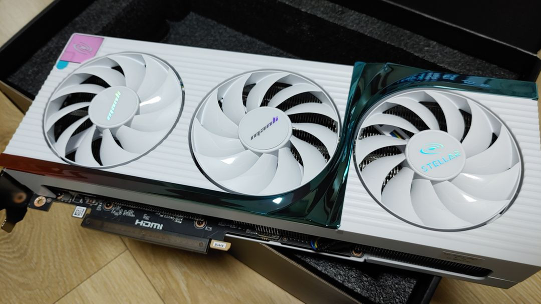만리 rtx 5070ti 화이트 그래픽카드--1