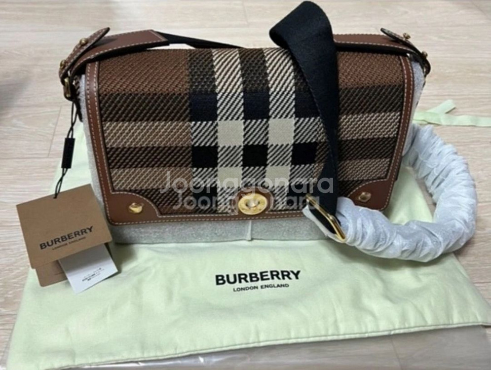 버버리 가방 니트크로스백--1