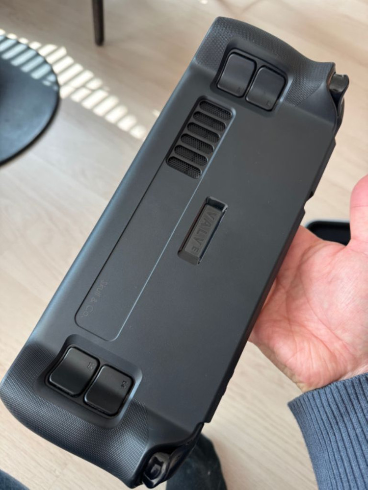 스팀덱 OLED 2테라 모델 팔아요.--3