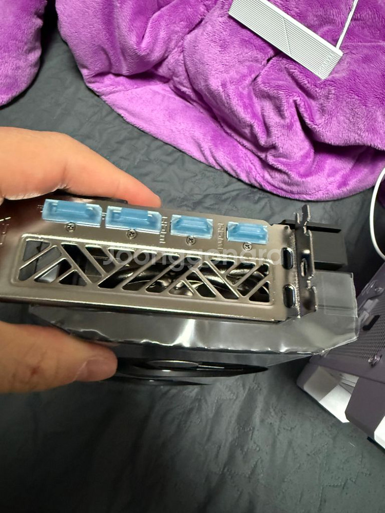 rx 7700 xt--1