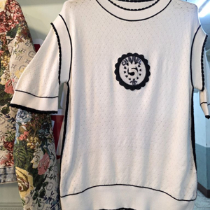 세일 펀칭 자수니트