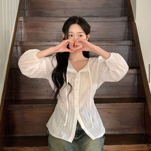 플로아 레이스 펀칭 블라우스