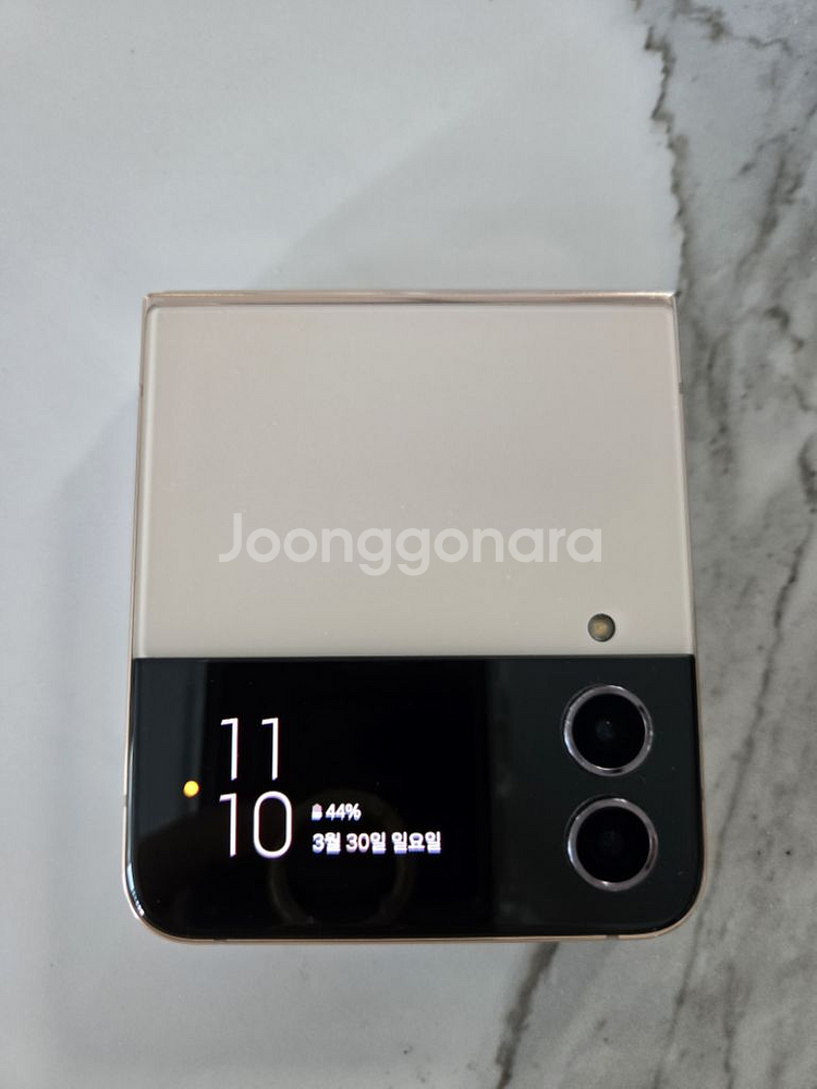 갤럭시 Z플립4 액정멍 제품 팝니다.--0