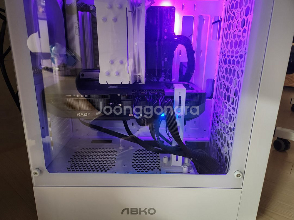 기가바이트 겜오씨 9070xt 판매합니다(네고없음).--1