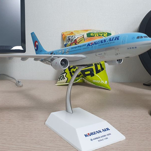 Korean Airines A330-200 HL8227