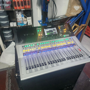 YAMAHA TF3 오디오 콘솔