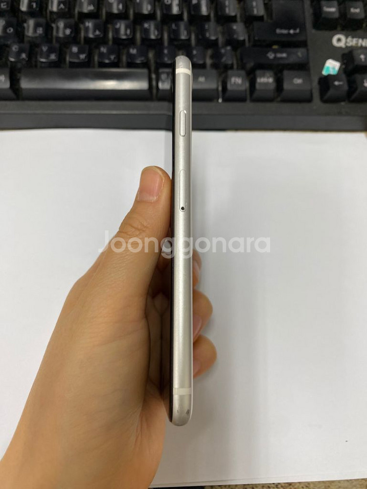 아이폰SE2 화이트 외관깔끔 128G 배터리100%--5