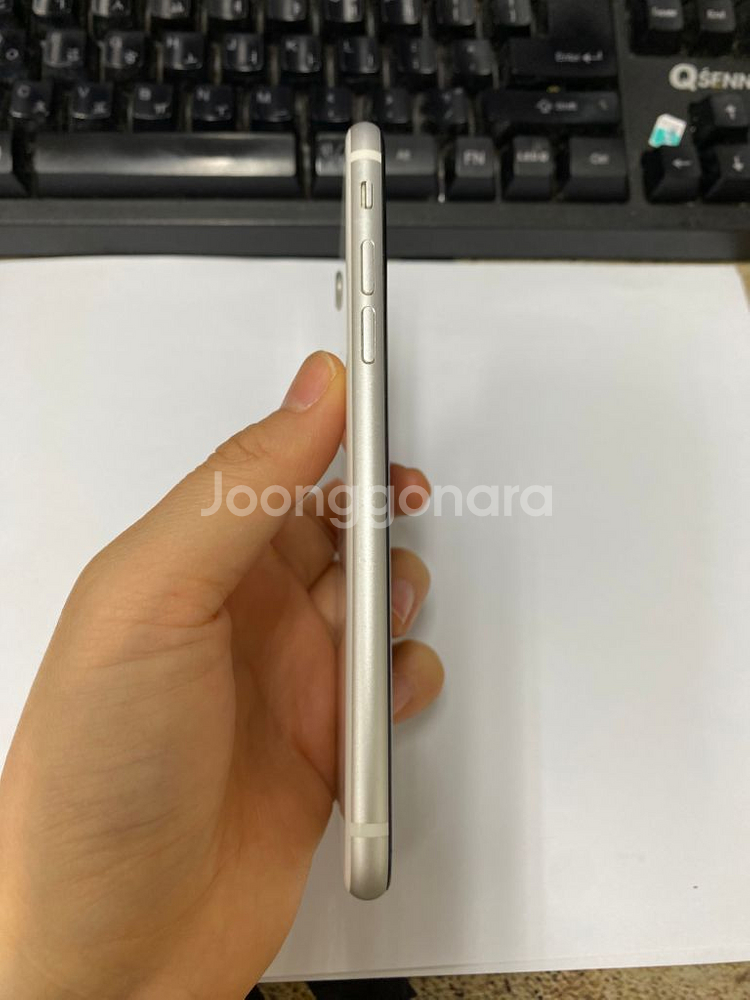 아이폰SE2 화이트 외관깔끔 128G 배터리100%--4