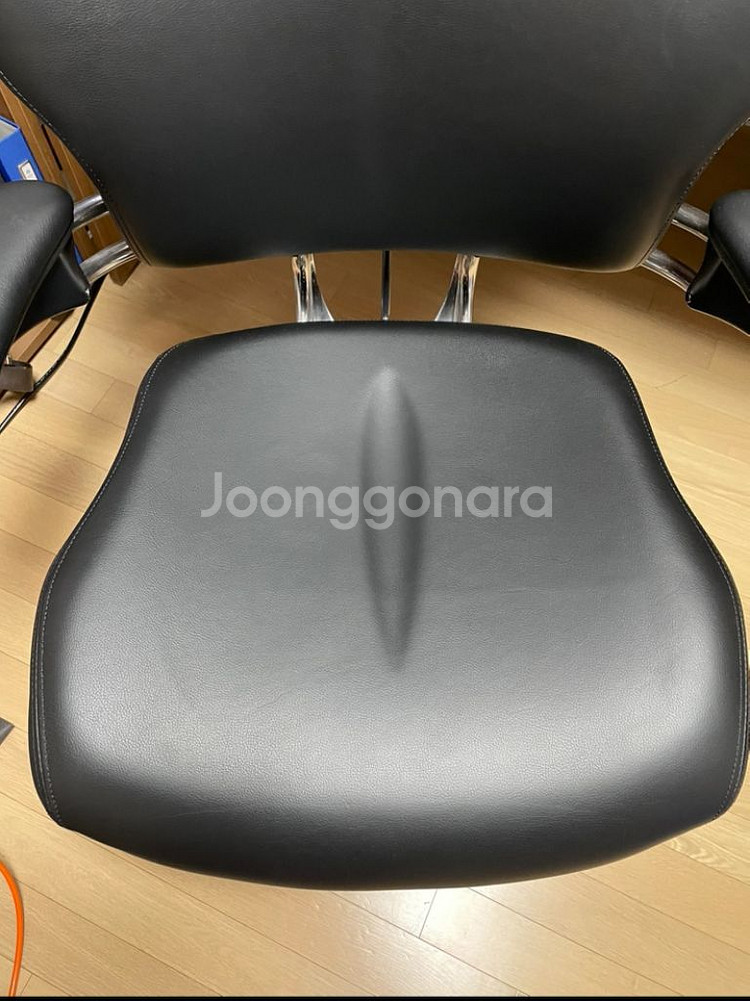 휴먼스케일 프리덤 레더 블랙색상 체어--3