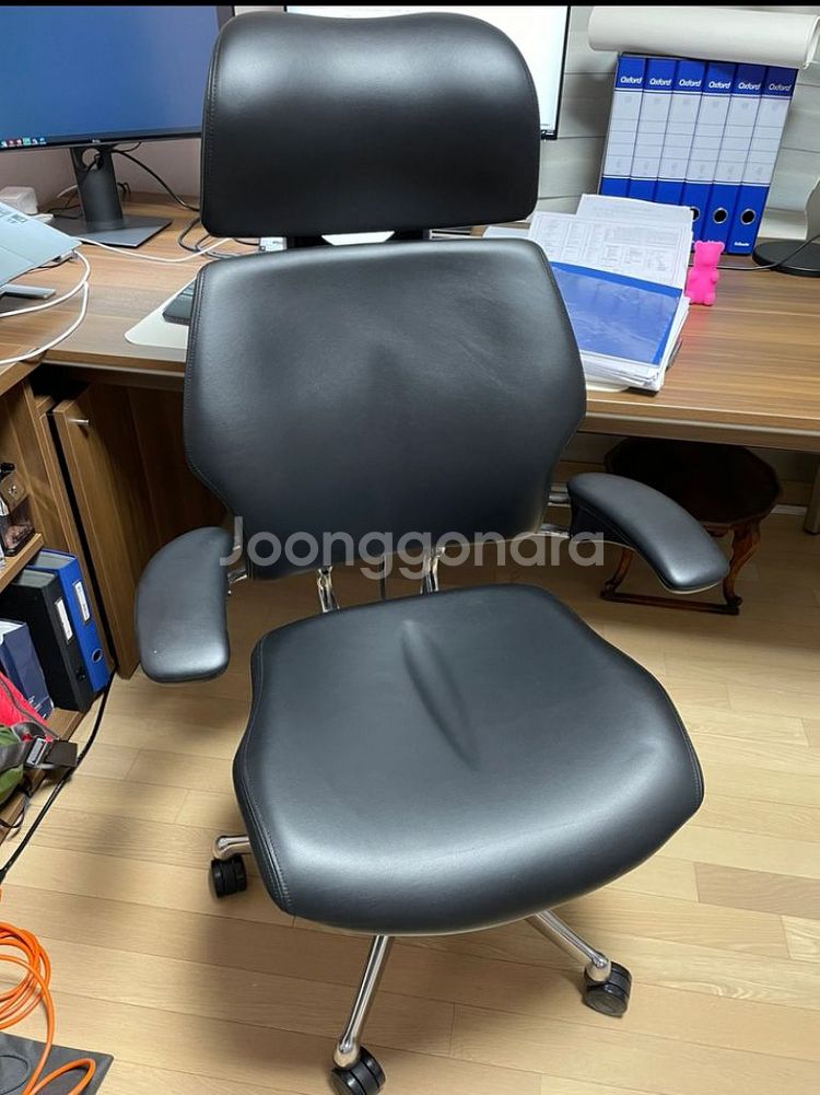 휴먼스케일 프리덤 레더 블랙색상 체어--1