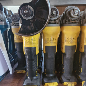 디월트충전그라인더 DCG405N 5인치 본체만.물론개당