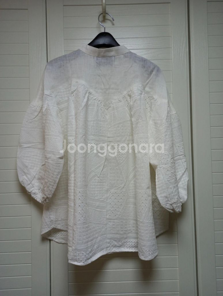 칼라거펠트 아일렛 자수 블라우스(66~77) ㅡ새상품--5