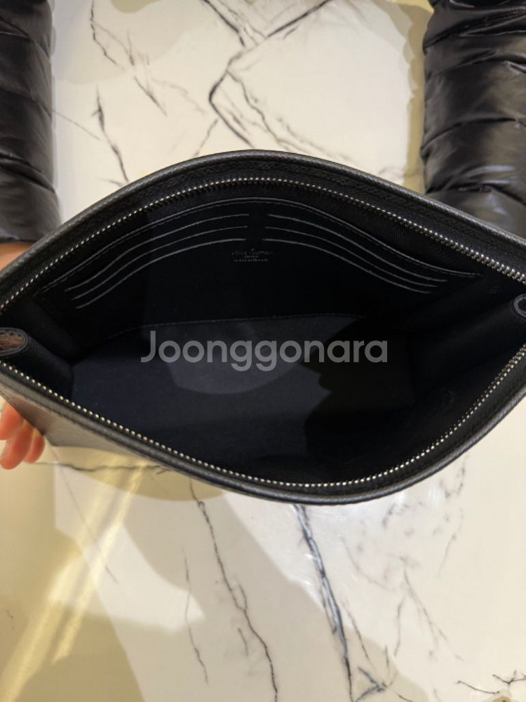루이비통 타이가 포쉐트 보야주MM 클러치--3