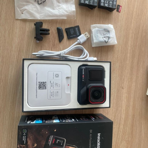 인스타360 에이스프로2+충전용 삼각대+메모리카드