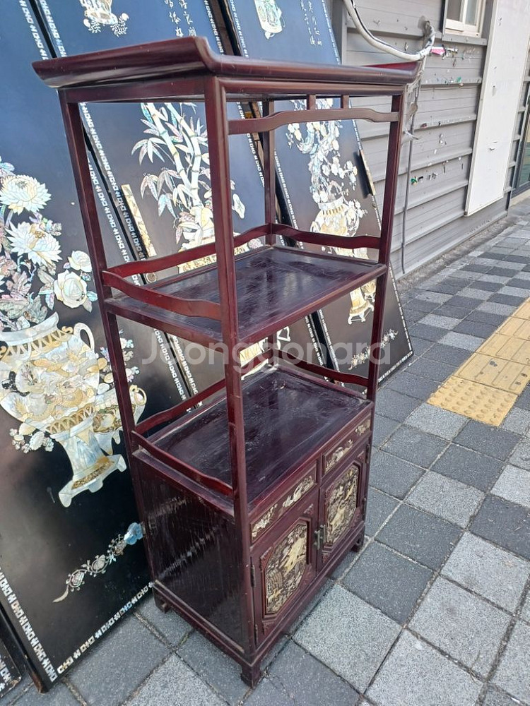 오래된초크색 특이하게 만들어진 자개 장식장.--1