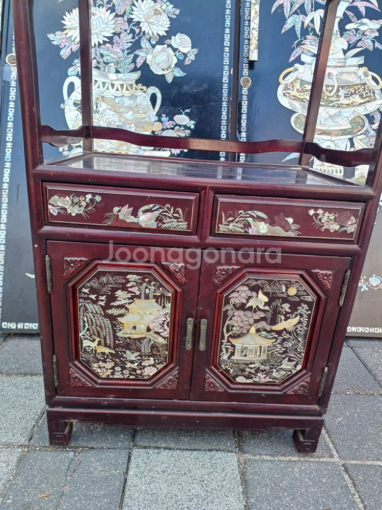 오래된초크색 특이하게 만들어진 자개 장식장.--2